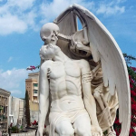 El Beso de la Muerte: Erotismo y Eternidad en el Silencio de Poblenou