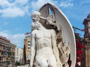 El Beso de la Muerte: Erotismo y Eternidad en el Silencio de Poblenou